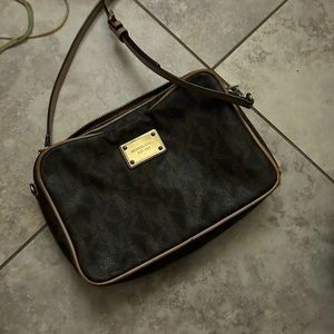 Michael Kors cross shoulders bag